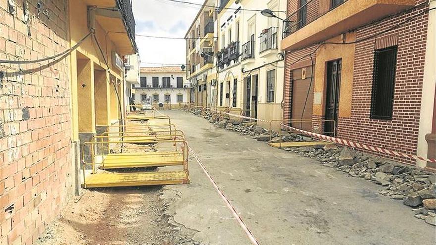 La calle Antonio Lara, de El Carpio, levantada por obras