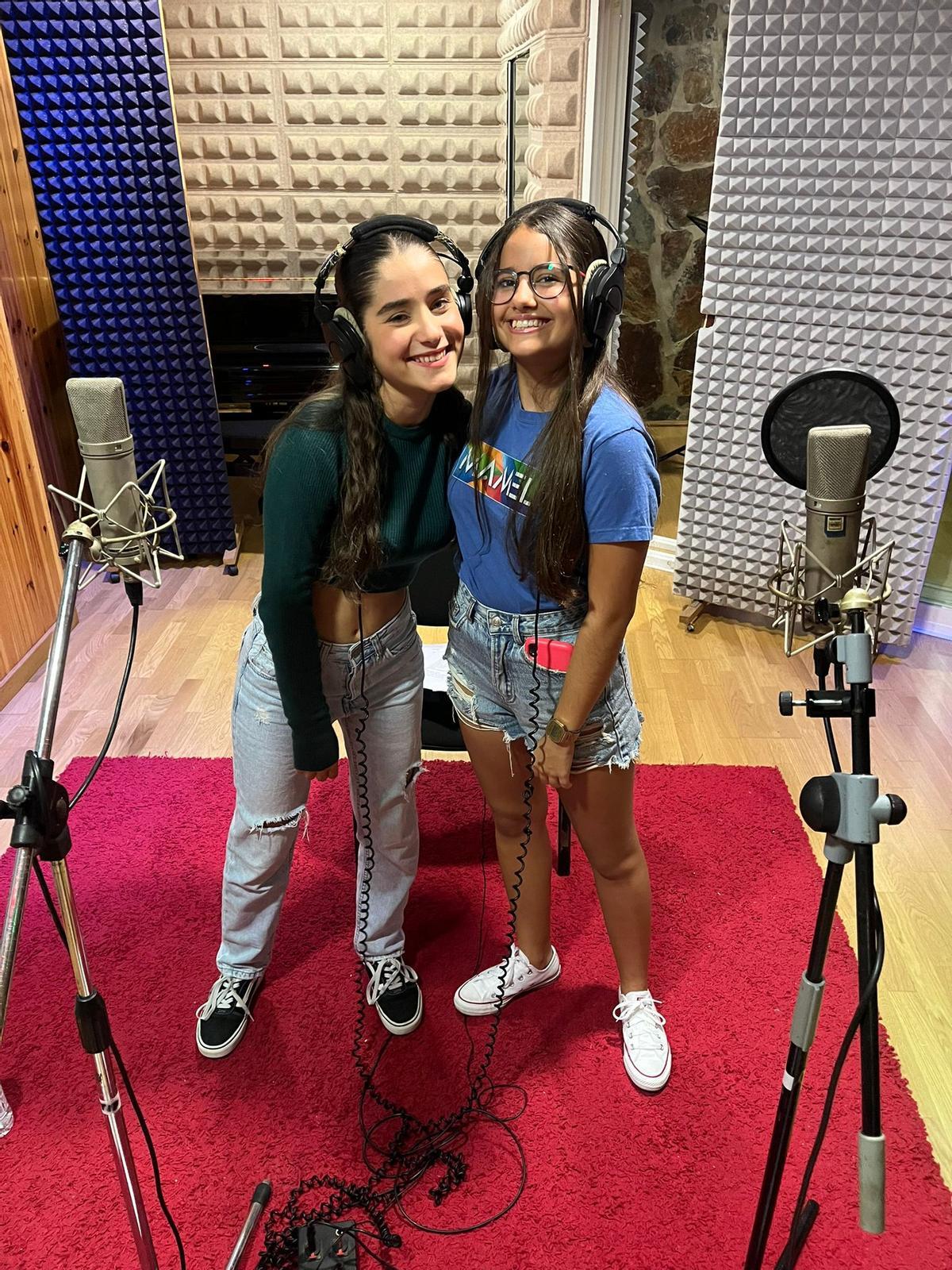 Aroa, de Mamelones, y Amanda, directora de Retorciditos, en el número conjunto de la gala infantil 2024.