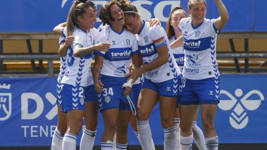 Vero Herrera, recibiendfo la felicitación de sus compañeras tras marcar el primer gol. | | LALIGA