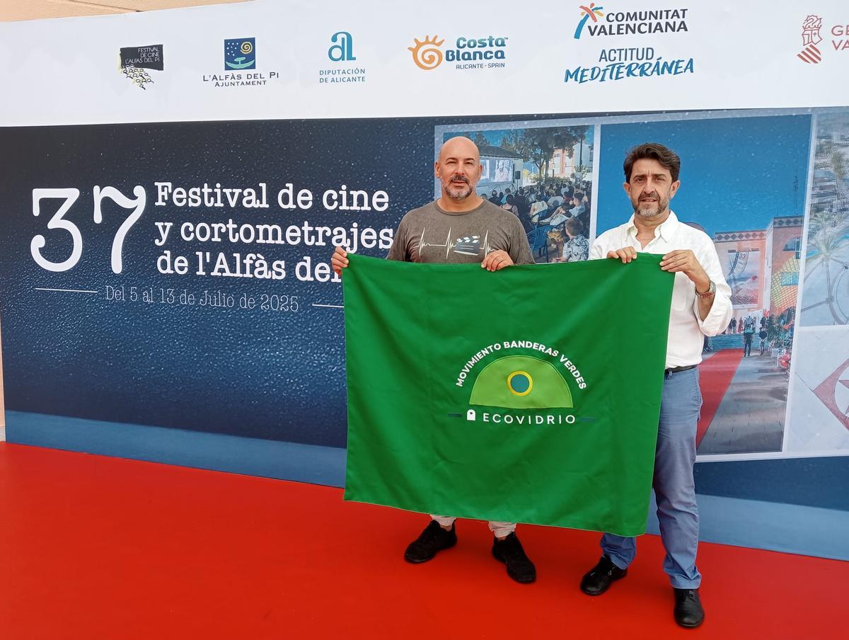 L’Alfàs del Pi ha revalidado la bandera verde. El concejal de Medio Ambiente, Luis Miguel Morant, junto a Manuel Sala, gerente de zona de Ecovidrio, durante el transcurso este verano de la iniciativa #MovimientoBanderasVerdes.