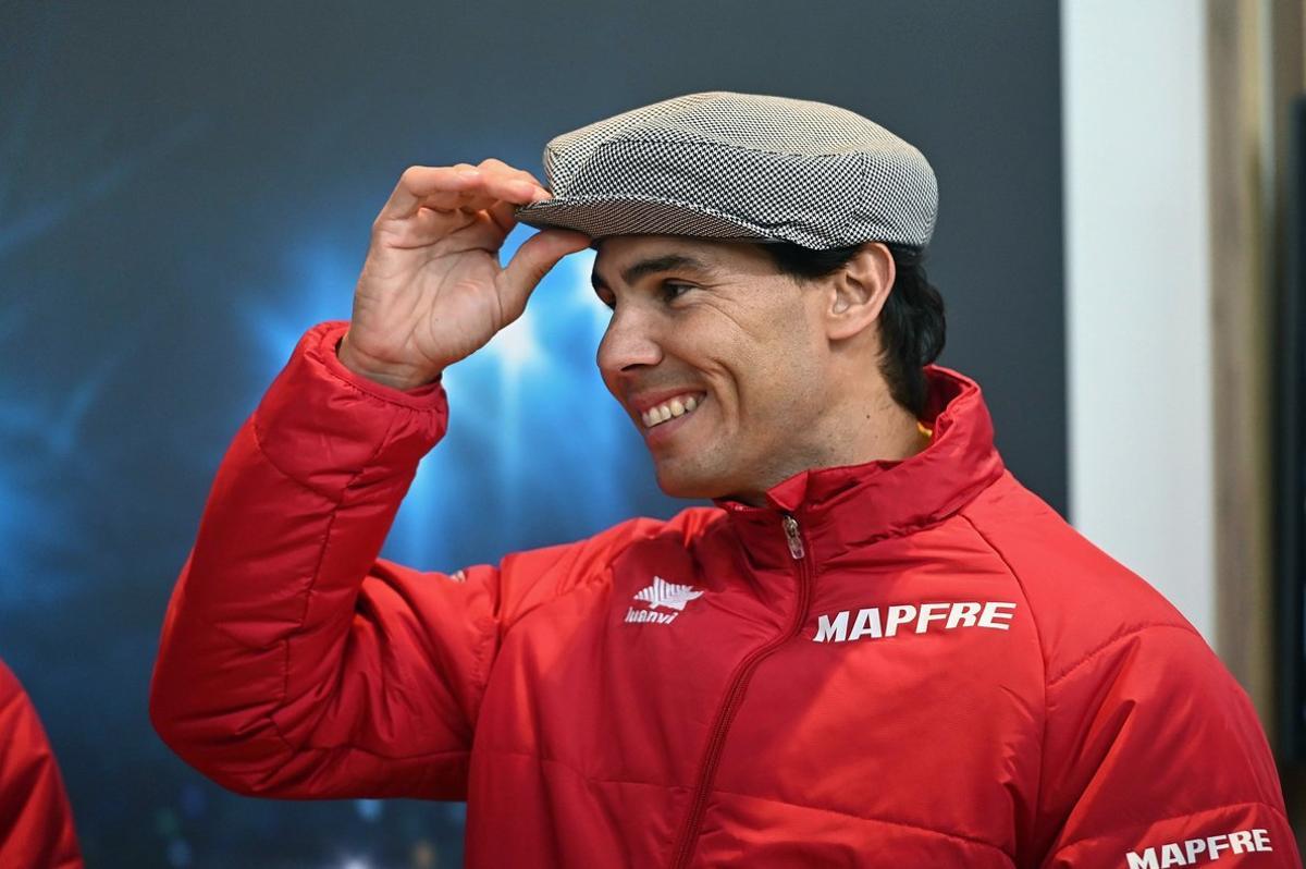 GRAF520. MADRID, 17/11/2019.- El tenista Rafa Nadal posa con la tradicional gorra de chulapo durante la visita que realizó el equipo español de Copa Davis este domingo al stand de la Comunidad y el Ayuntamiento de Madrid dentro de la Caja Mágica, donde se disputará la fase final de la Copa Davis del 18 al 24 de noviembre. EFE/ Fernando Villar