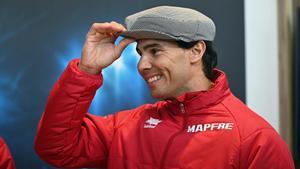 GRAF520. MADRID, 17/11/2019.- El tenista Rafa Nadal posa con la tradicional gorra de chulapo durante la visita que realizó el equipo español de Copa Davis este domingo al stand de la Comunidad y el Ayuntamiento de Madrid dentro de la Caja Mágica, donde se disputará la fase final de la Copa Davis del 18 al 24 de noviembre. EFE/ Fernando Villar