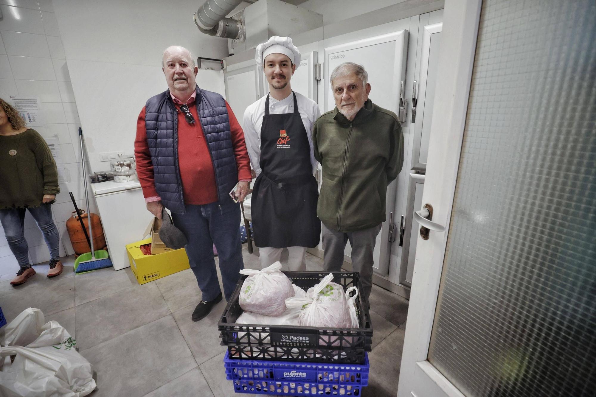 FOTOS| Cáritas Mallorca prepara decenas de menús solidarios para que los más desfavorecidos disfruten de la Navidad