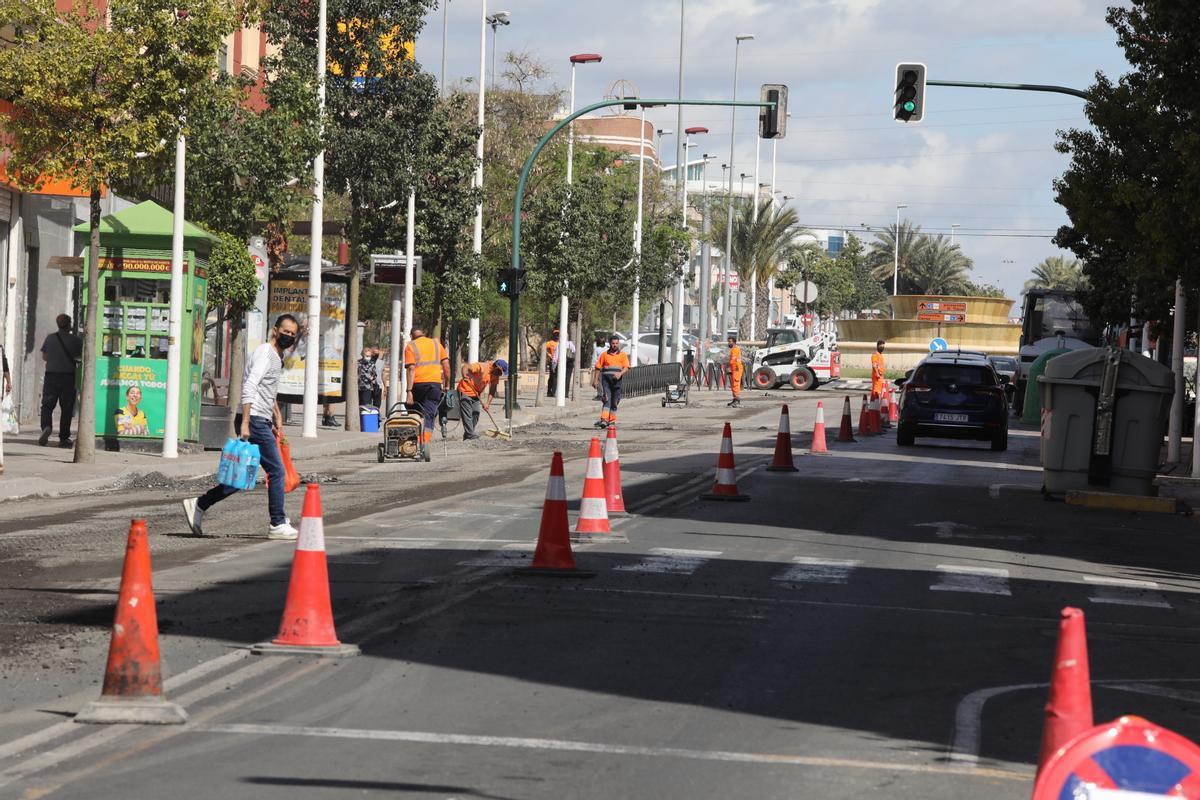 Un ciudadano cruza por un paso de peatones durante un reasfaltado en avenida de Novelda