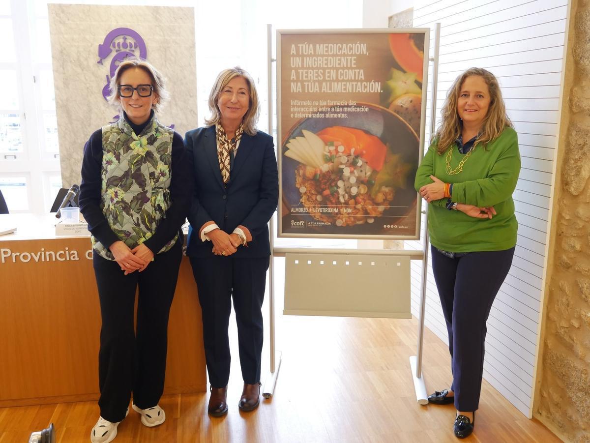 De izquierda a derecha, Paula Briones, Sara Catrain y Margarita Muñoz de la Llave, en la presentación de la campaña, en la sede del COFC, en A Coruña.