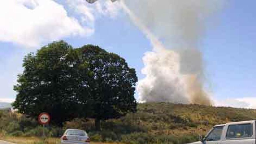 Un hidroavión interviene en la extinción de un incendio ocurrido en una anterior campaña en Sanabria.