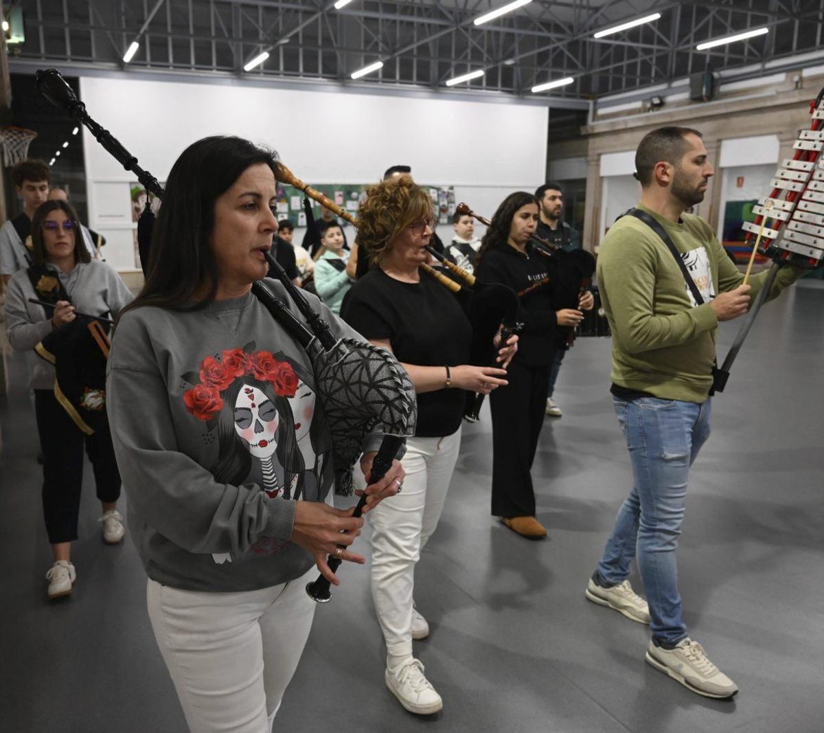 El colegio Froebel acoge los ensayos de Nuestro Padre Jesús. | RAFA VÁZQUEZ