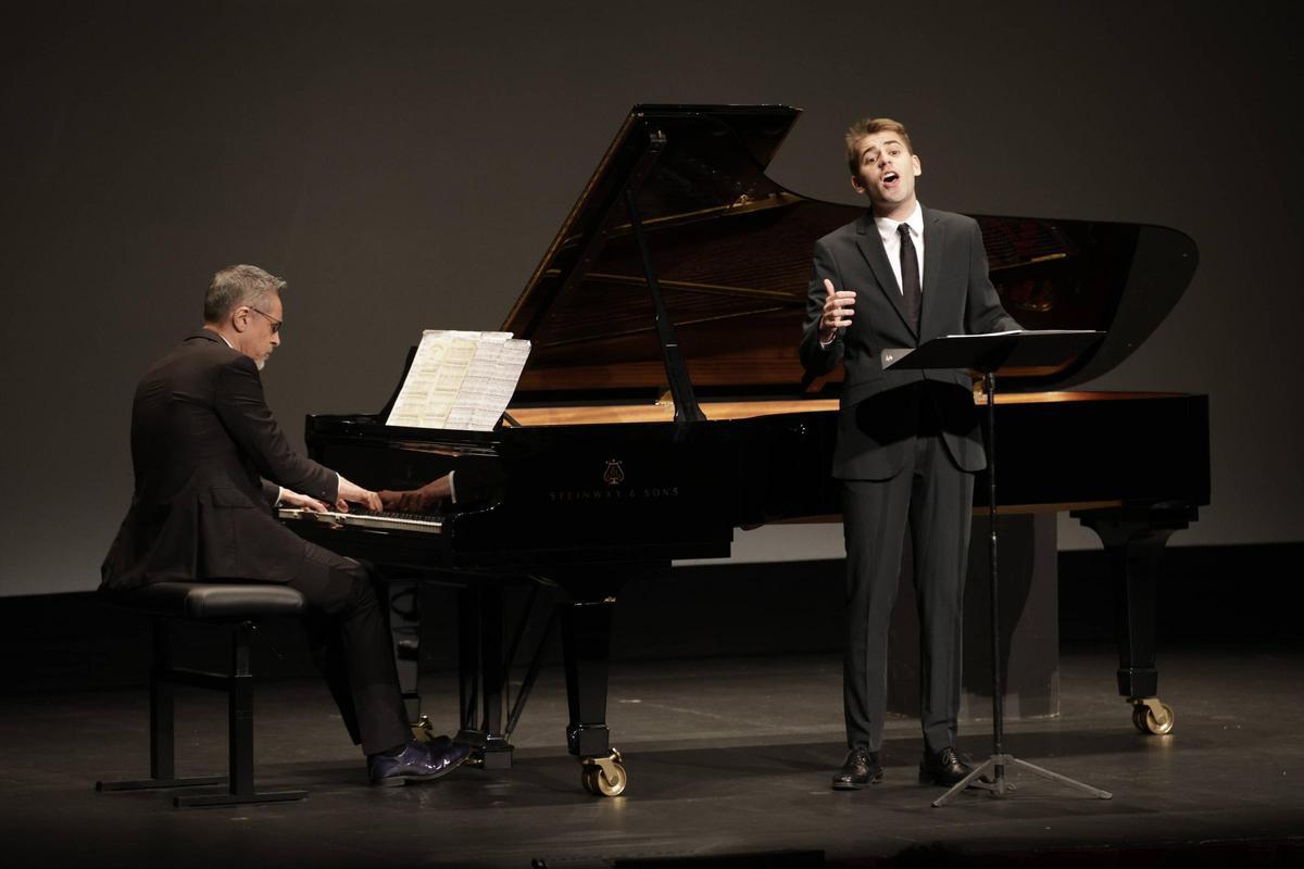 El pianista Aurelio Viribay y el tenor Luken Munguira, ayer, en el Jovellanos.