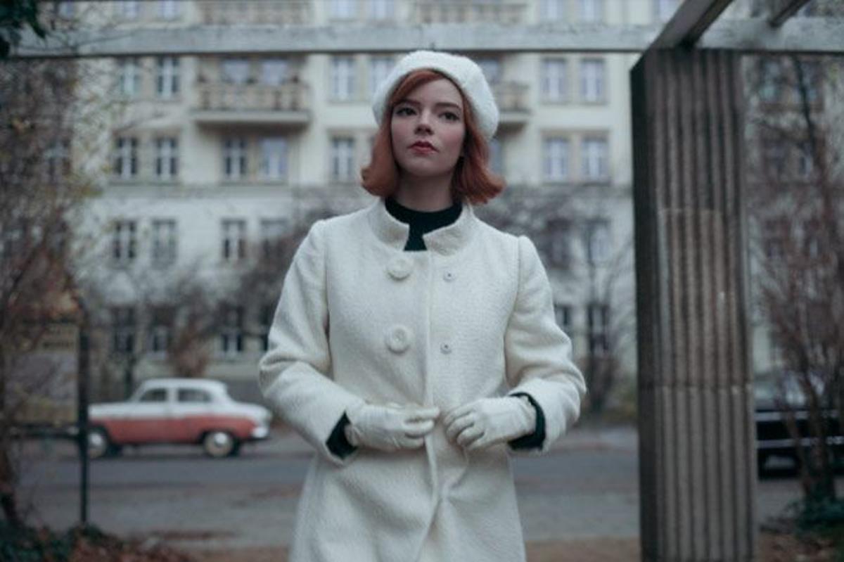 El look de Anya Taylor-Joy con abrigo blanco y boina en 'Gambito de Dama' de Netflix