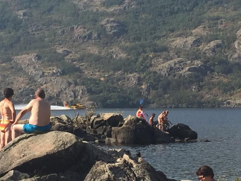 Los hidroaviones cogen agua en el Lago de Sanabria