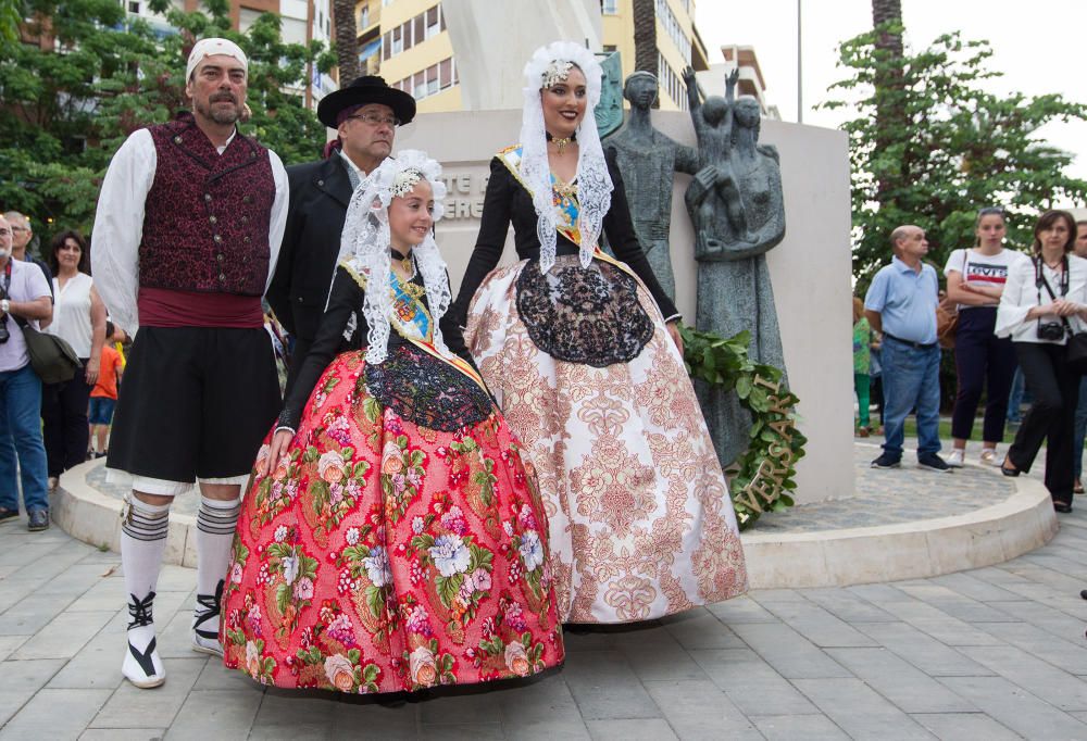 La apertura de las Hogueras del 90 aniversario resultó espectacular, con una gran participación de las comisiones, de veteranos festeros y de las Belleas del Foc.