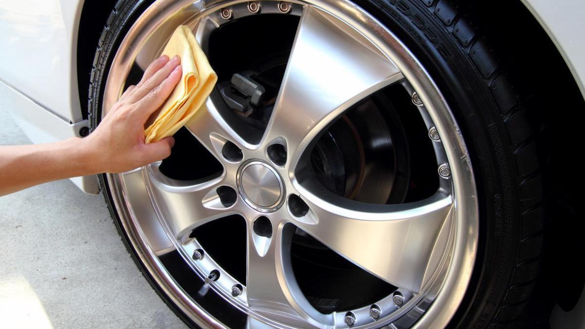 Descubre el truco con el que dejarás las llantas de coche bien relucientes