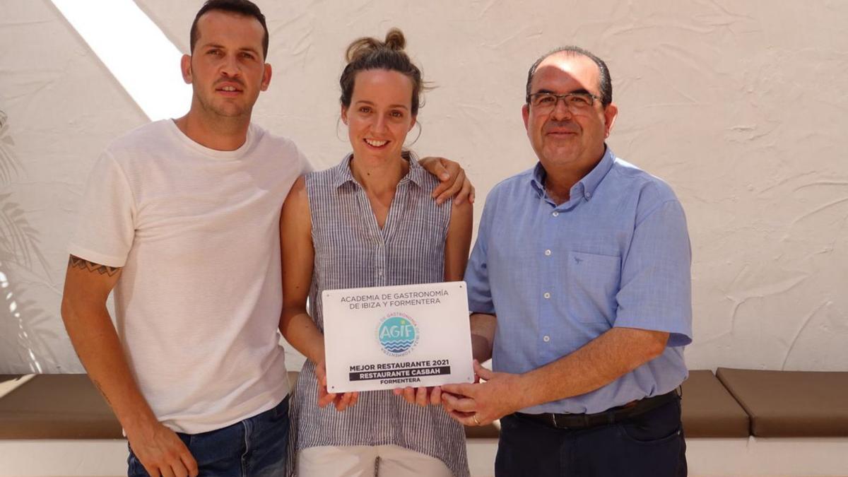 Los gerentes del restaurante Casbah con su galardón.