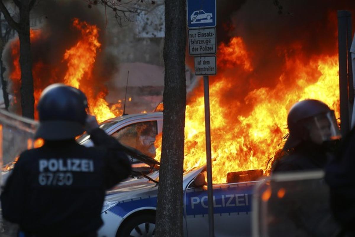 Coches de policía pasto de las llamas.