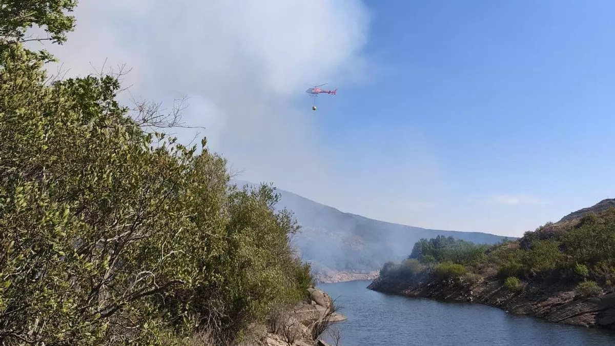 Controlado el fuego en las orillas del embalse de Pías que movilizó a medios aéreos en plena frontera gallega y obligó a rescatar a 4 menores