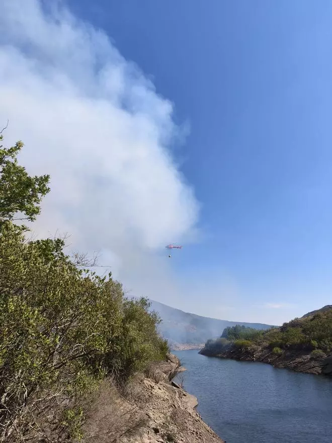 Los medios de extinción combaten el incendio del embalse de Pías
