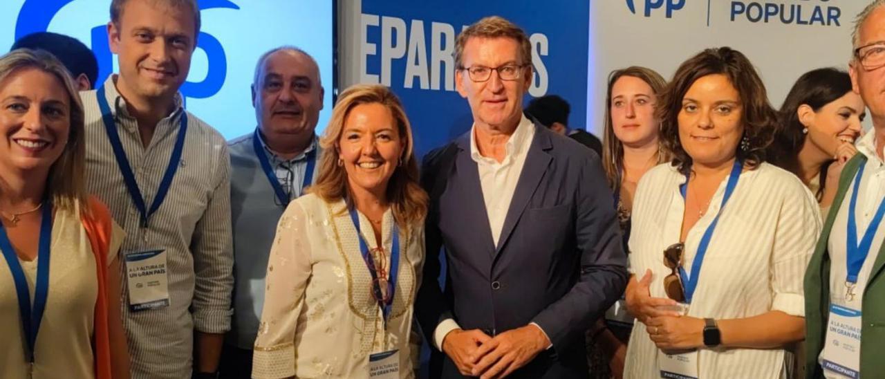 Teresa Mallada y Alberto Núñez Feijóo, en el centro, rodeados de dirigentes asturianos, en la reunión interparlamentaria celebrada por el PP el pasado fin de semana en Toledo.