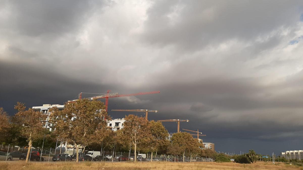 Dunkle Wolken über dem Stadtteil Nou Llevant in Palma.