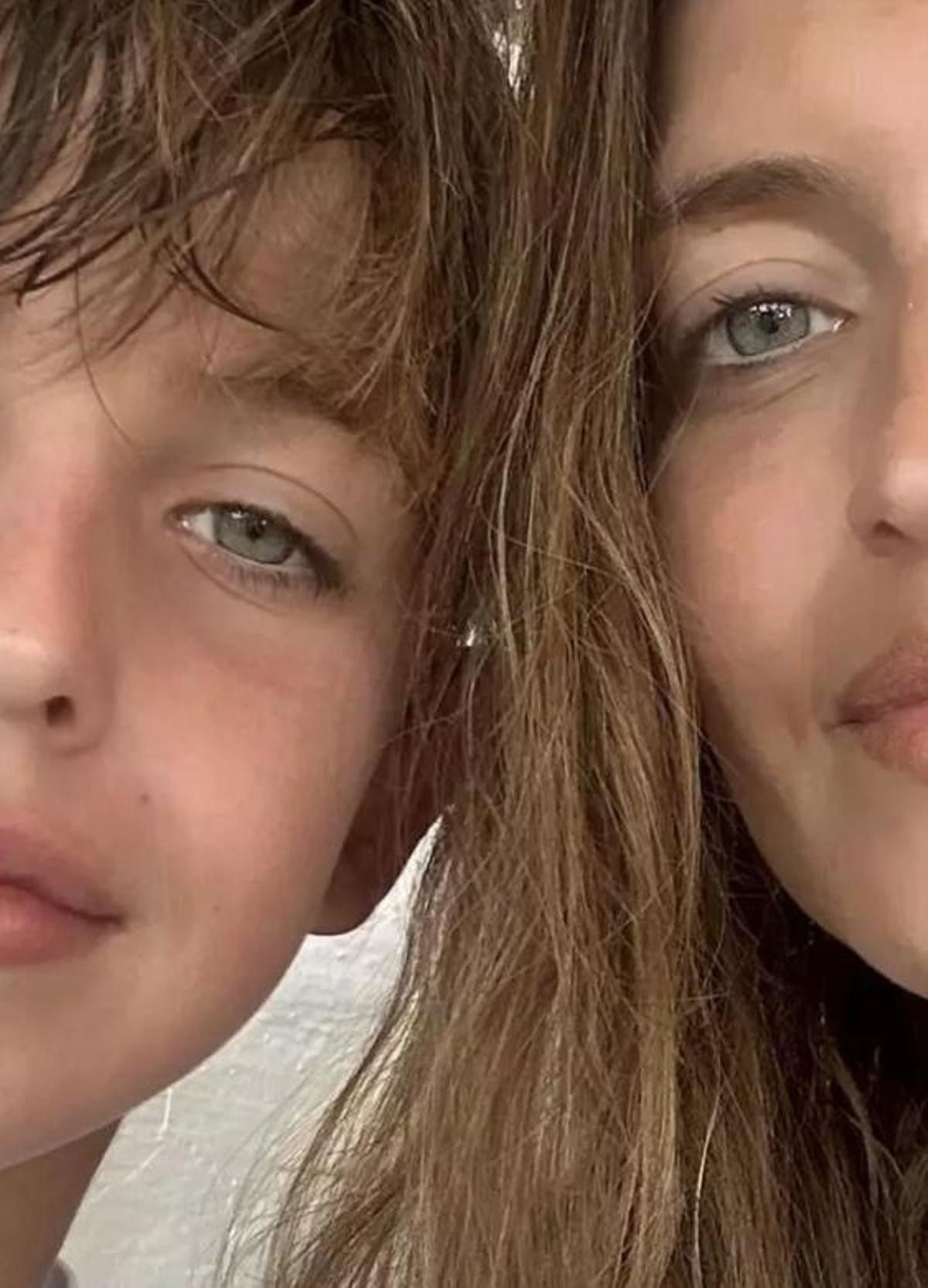 Imagen de la periodista Sara Carbonero junto a su hijo mayor, Martín Casillas Carbonero