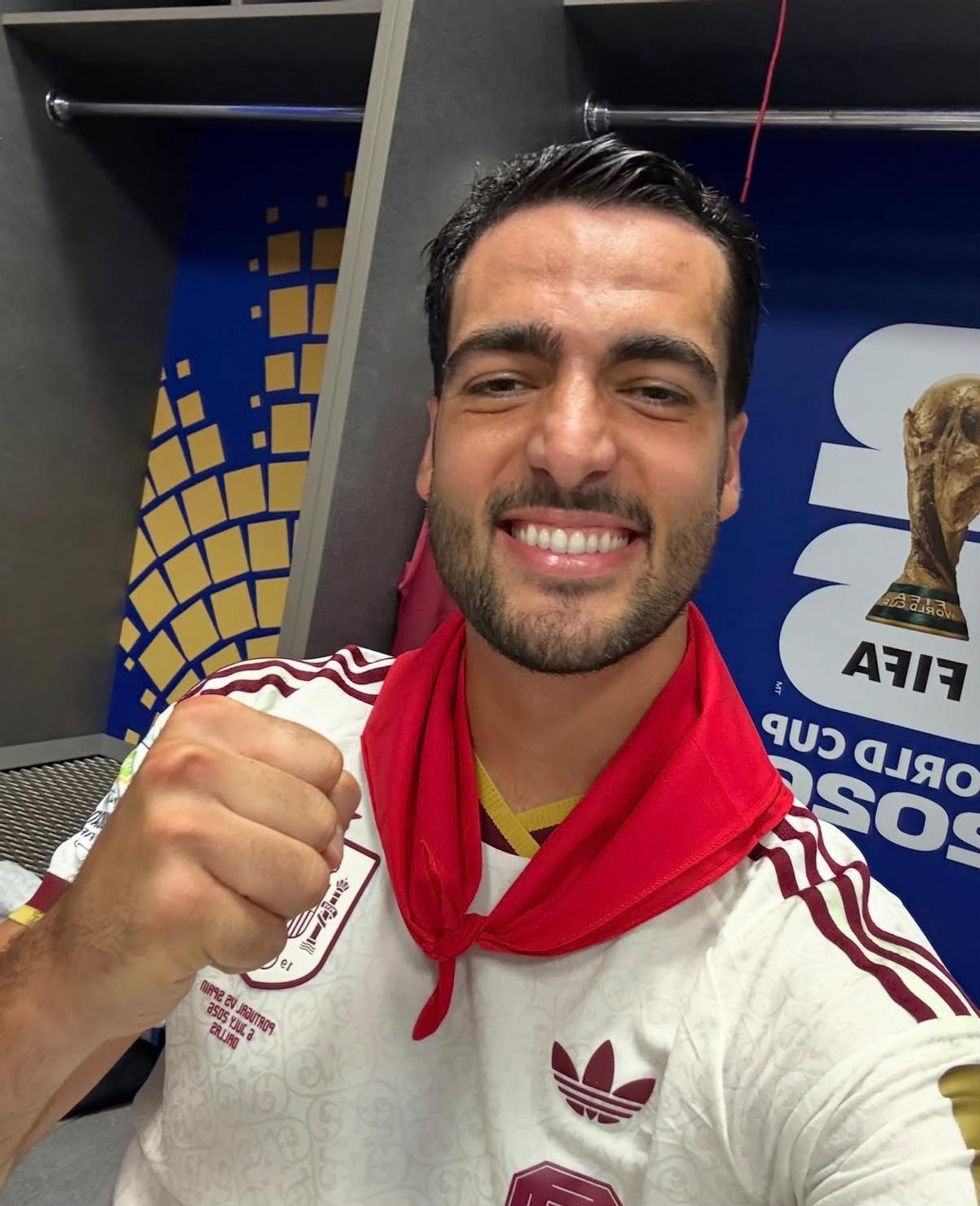 Mikel Merino celebra el gol con la selección en honor a San Fermín