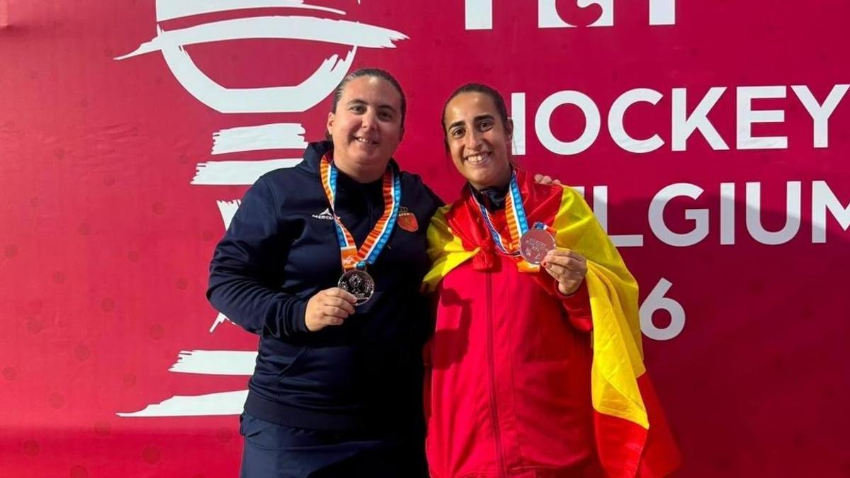 Estefanía Alejo y Rebeca García, con sus medallas.