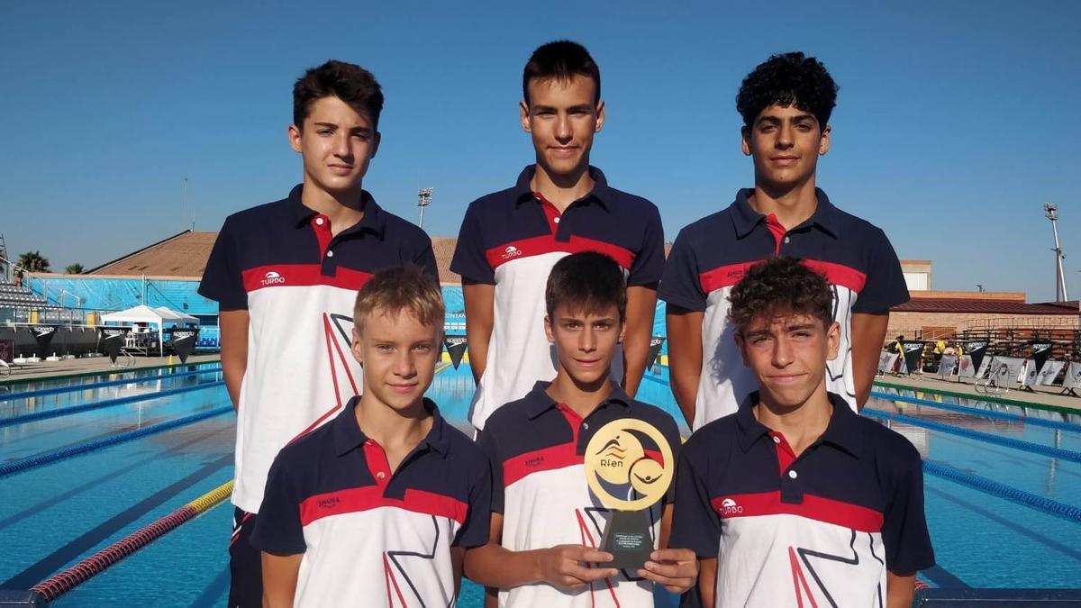 Los nadadores del equipo alevín masculino del Navial, con el trofeo que les acredita como campeones de España.