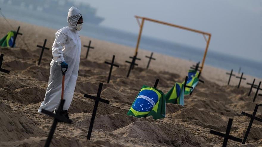 Cruces en una playa brasileña para denunciar las muertes por covid-19