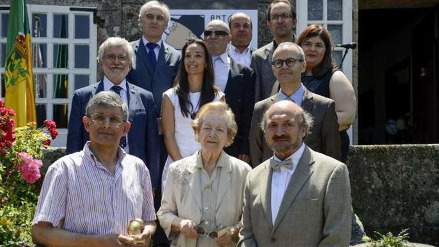 Los dos ganadores, en primera fila flanqueando a María Canosa, mantenedora de los premios.