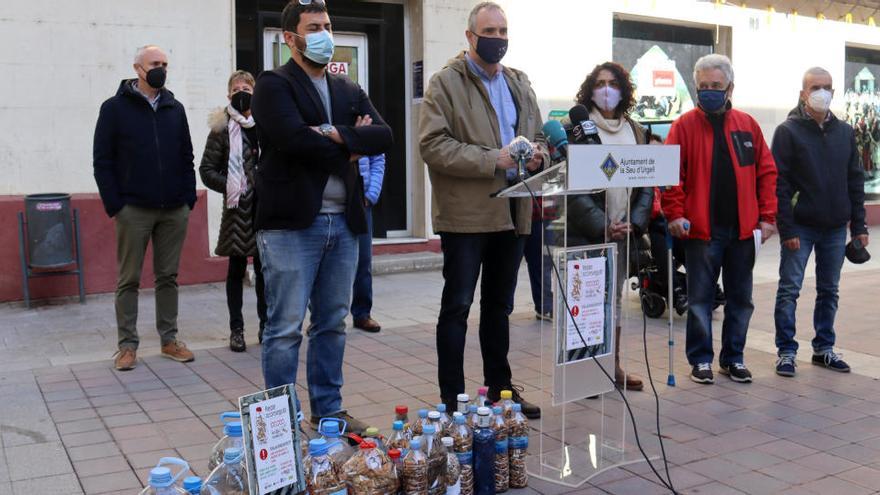 Els responsables de la campanya amb les ampolles de burilles