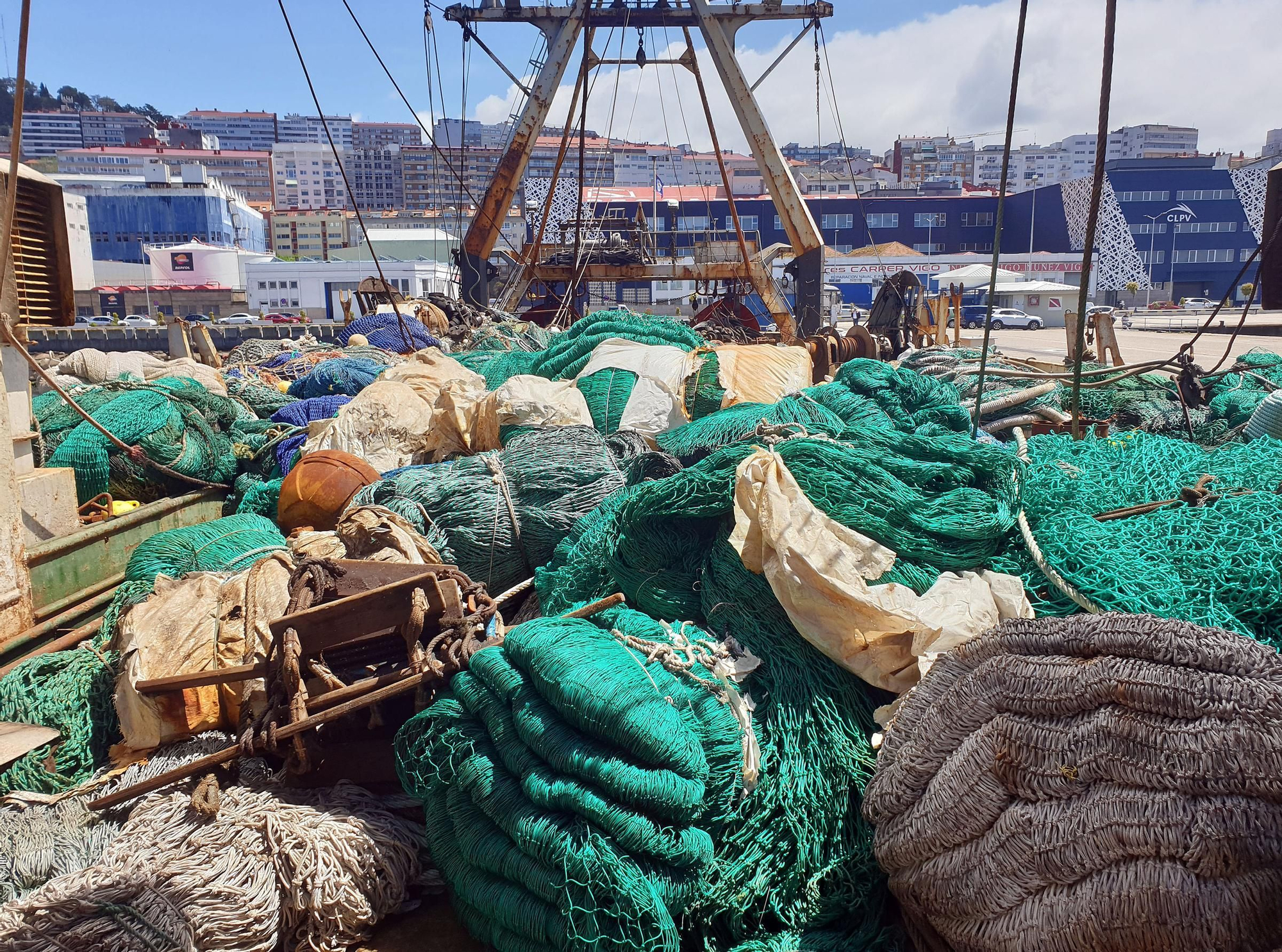 Chatarra a flote: el estado lamentable del arrastrero de Belice amarrado en Vigo