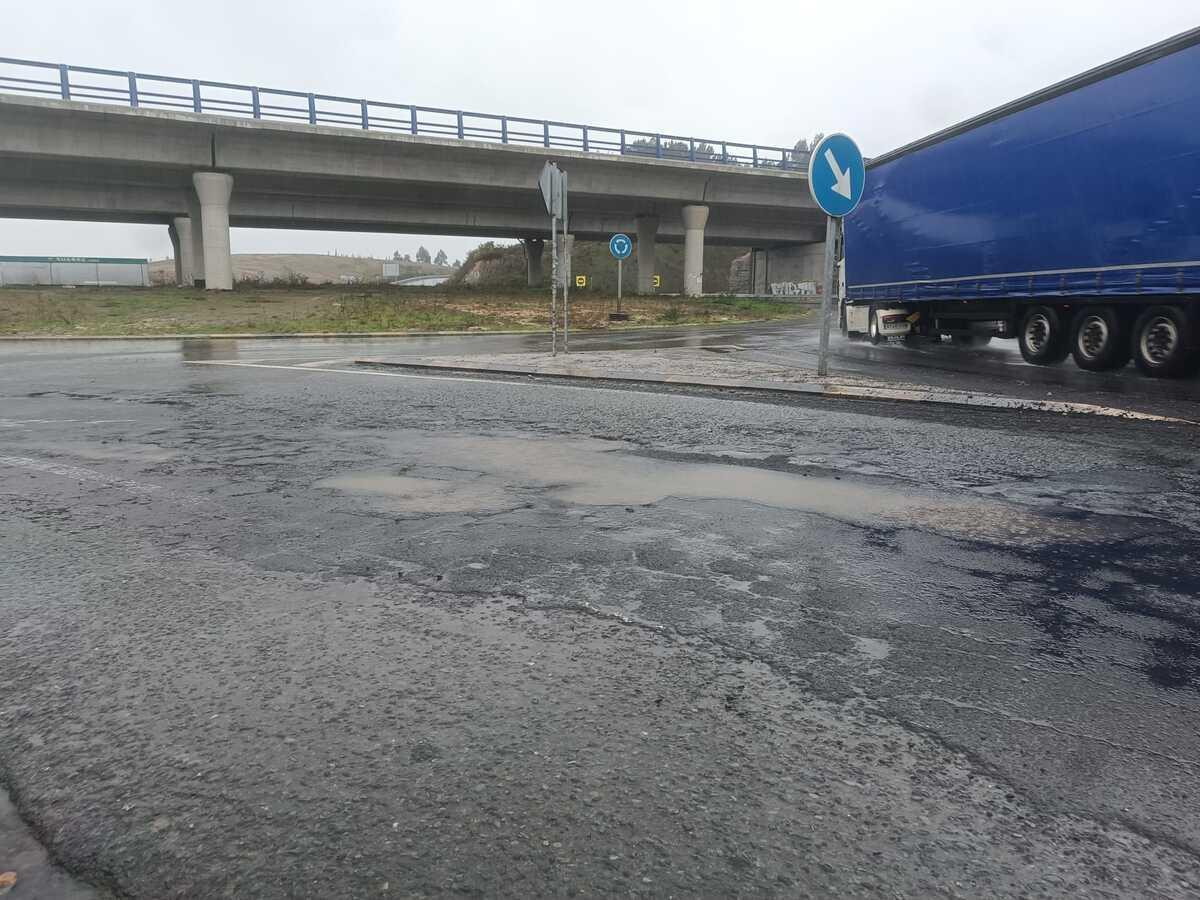 Baches en la antigua carretera N-547 entre O Pino y Arzúa