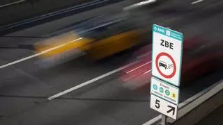 Los coches con etiqueta amarilla no podrán entrar en las ZBE catalanas a partir de 2026 durante los días de aviso por contaminación