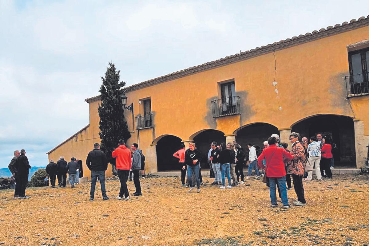 Los vecinos de Todolella no perdieron la ocasión de visitar Sant Cristòfol en la rogativa del 1 de mayo.