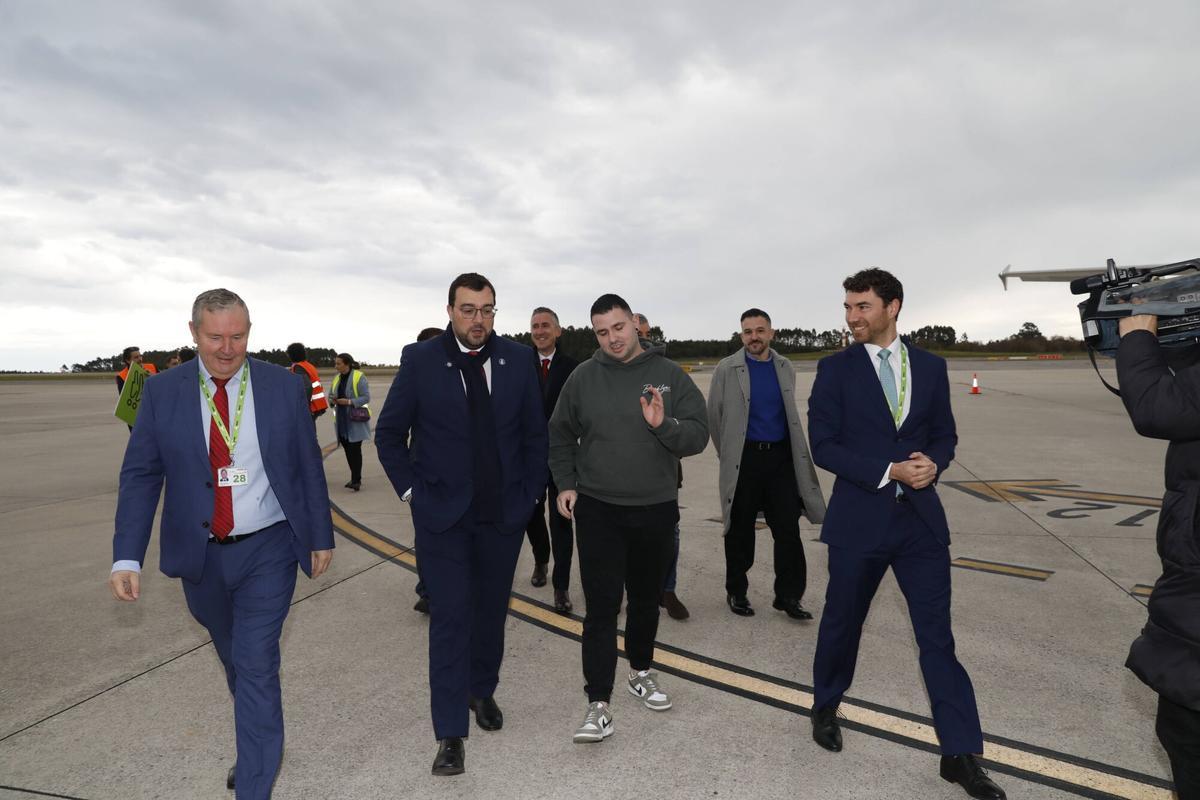 Así fue el recibimiento del pasajero dos millones en el aeropuerto de Asturias.