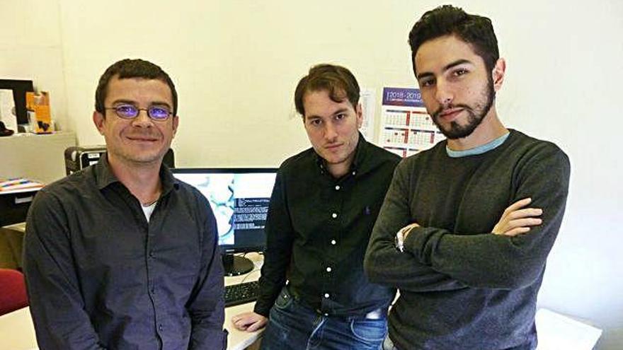 El investigador Pablo García Jambrina (centro), entre sus compañeros Alexandre Zanchet y Pablo Ortega.