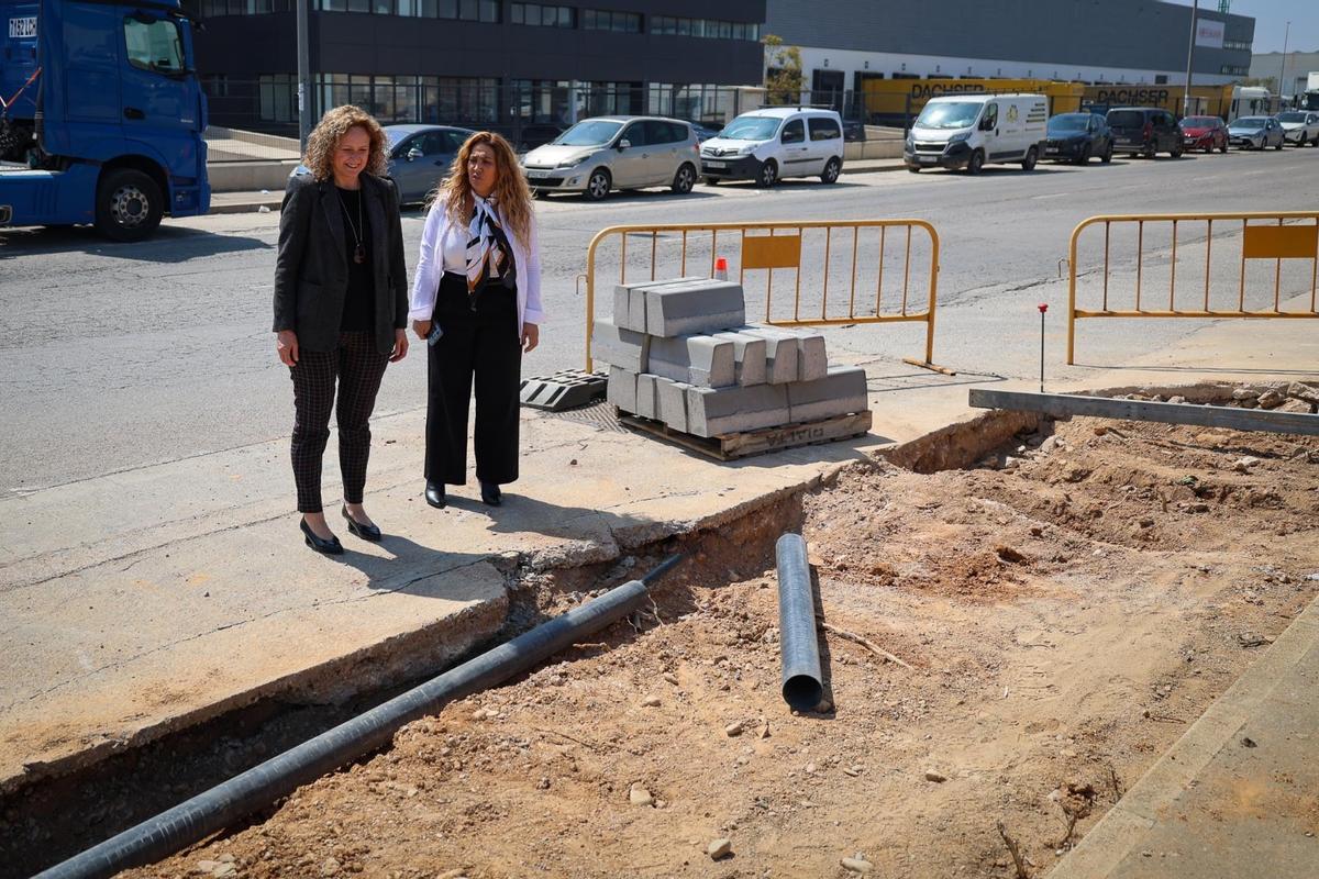 Amparo Folgado supervisa las obras en la calle Perelló.