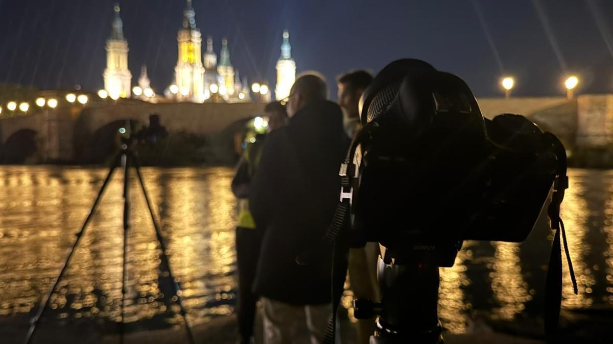 Medición de la contaminación lumínica de Zaragoza, con el Pilar de fondo.