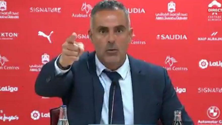 El enfado del entrenador del Almería que se ha vuelto viral: "¡Respeto!"