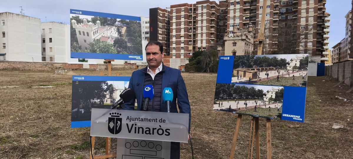 El vicealcalde de Vinaròs ha explicado in situ las características de proyecto para regenerar el PAI de la Torre Ballester.