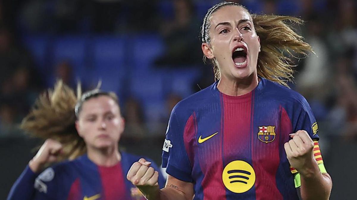 Alexia celebra el seu gol amb Pina al fons, ahir a Sant Joan Despí.  | VALENTÍ ENRICH