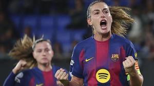 Alexia celebra el seu gol amb Pina al fons, ahir a Sant Joan Despí.  | VALENTÍ ENRICH