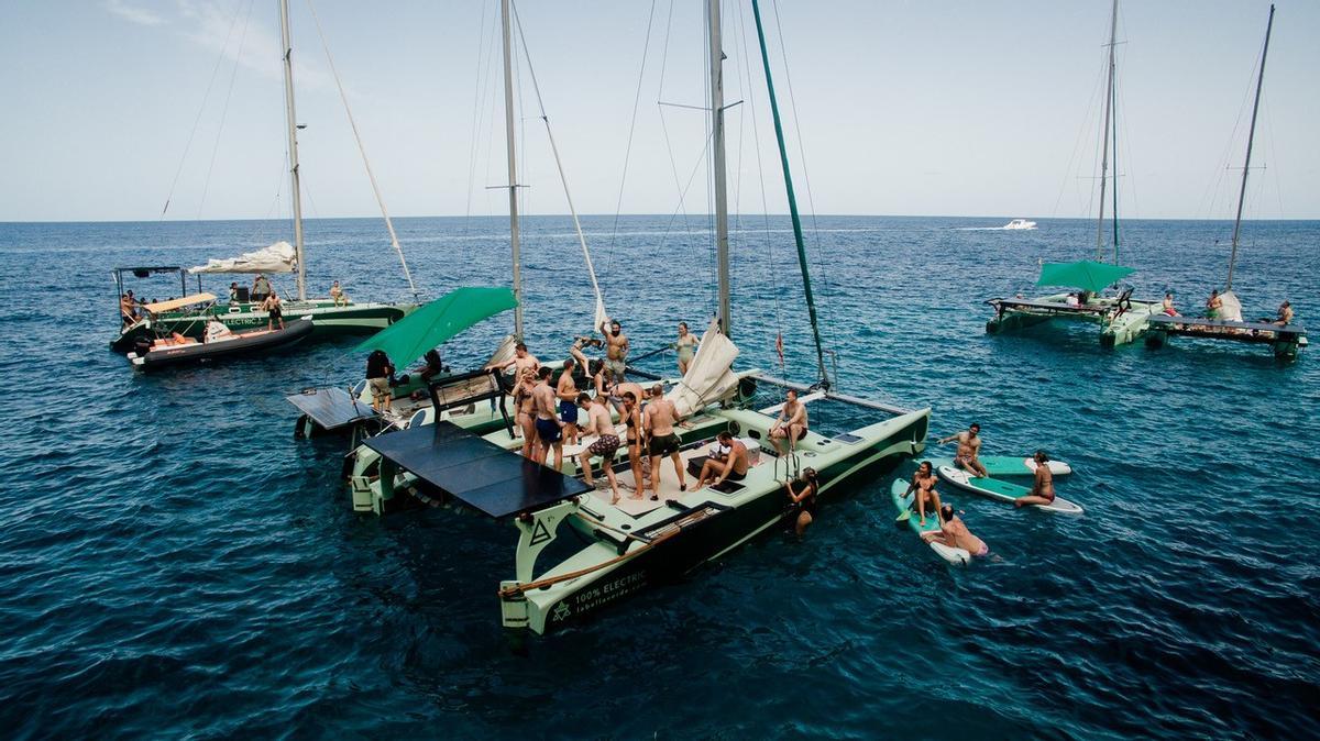 Los catamaranes de La Bella Verde en Ibiza son espaciosos y divertidos