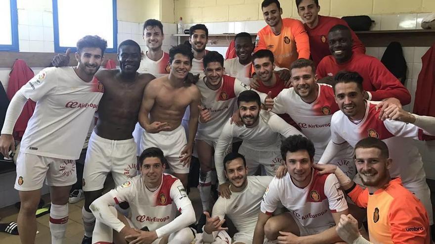 La plantilla del Mallorca B posa en el vestuario tras derrotar ayer al Llagostera.