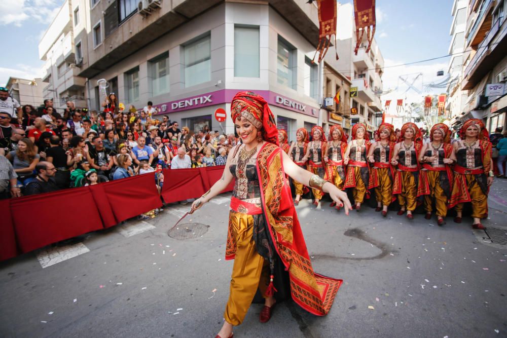 El bando de la media luna ofreció un majestuoso espectáculo en el segundo gran desfile de los Moros y Cristianos de la ciudad