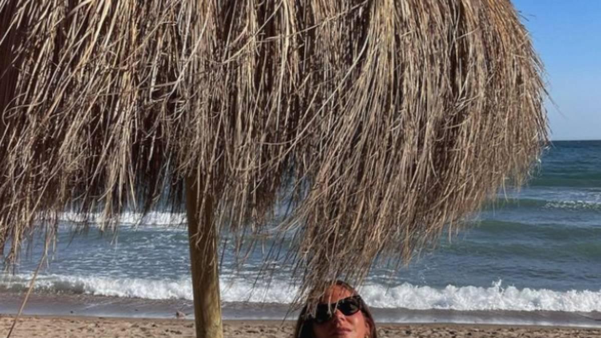 Paula Ordovás con camisa de lino y pareo en la playa