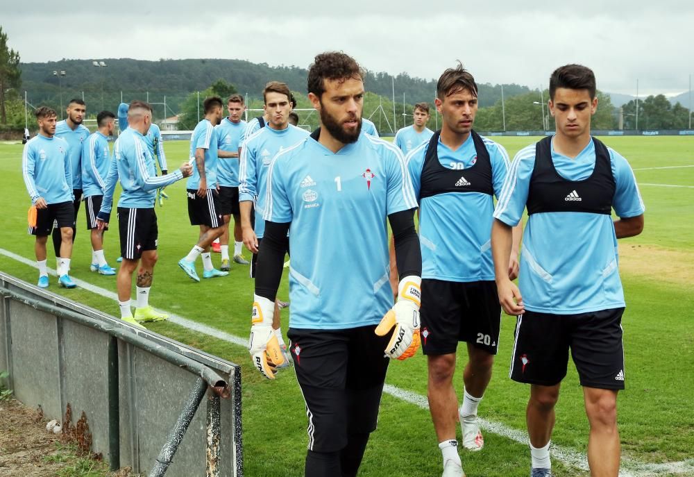 La afición disfruta del entrenamiento del Celta en el Día de Galicia