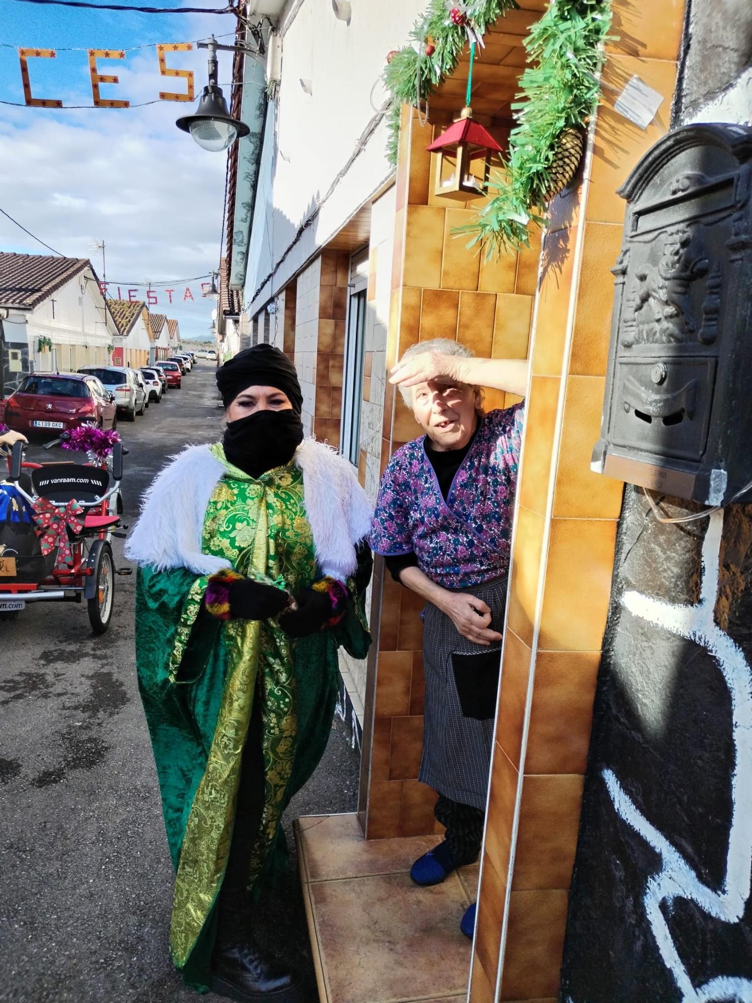 El Príncipe Aliatar dispara la ilusión en los barrios de Gijón (en imágenes)