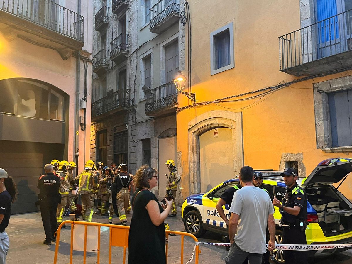 La regidora de Seguretat, Sñilvia Aliu, al punt del Barri Vell on s'ha enfonsat el sostre i un forjat d'un edifici.