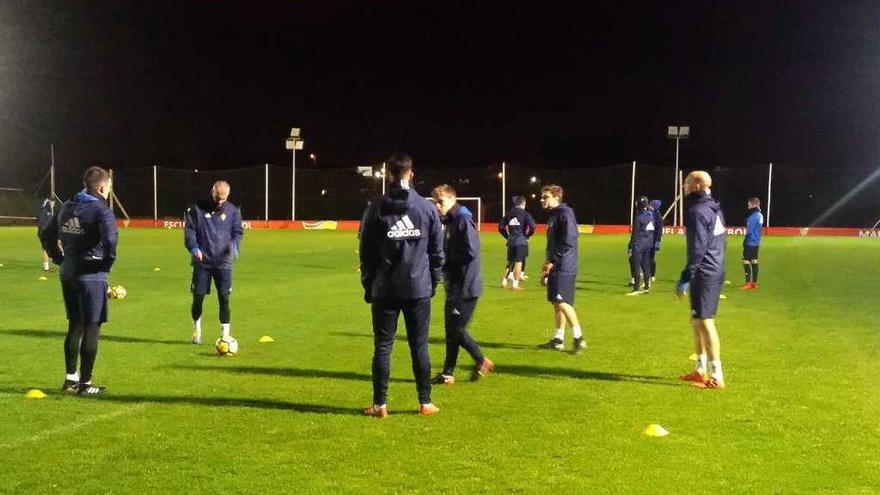 Jugadores del Zaragoza, ayer, entrenándose en Mareo.