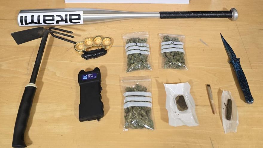 Objectes perillosos i droga requisats durant els controls de Platja d'Aro